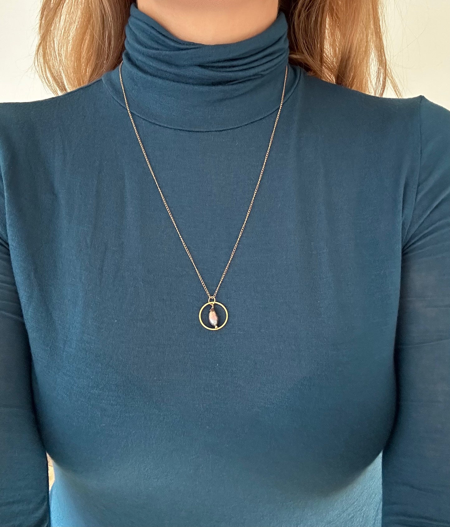 A TOUCH OF DREAMSHINES COLOR PEARL mid-sized necklace