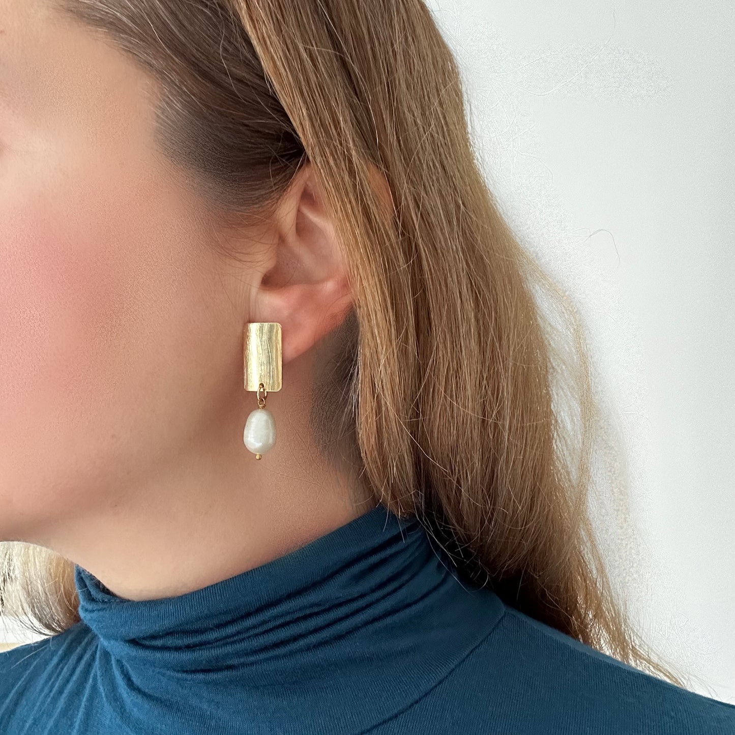 SIMPLY BEAUTIFUL PEARL mid-size earrings