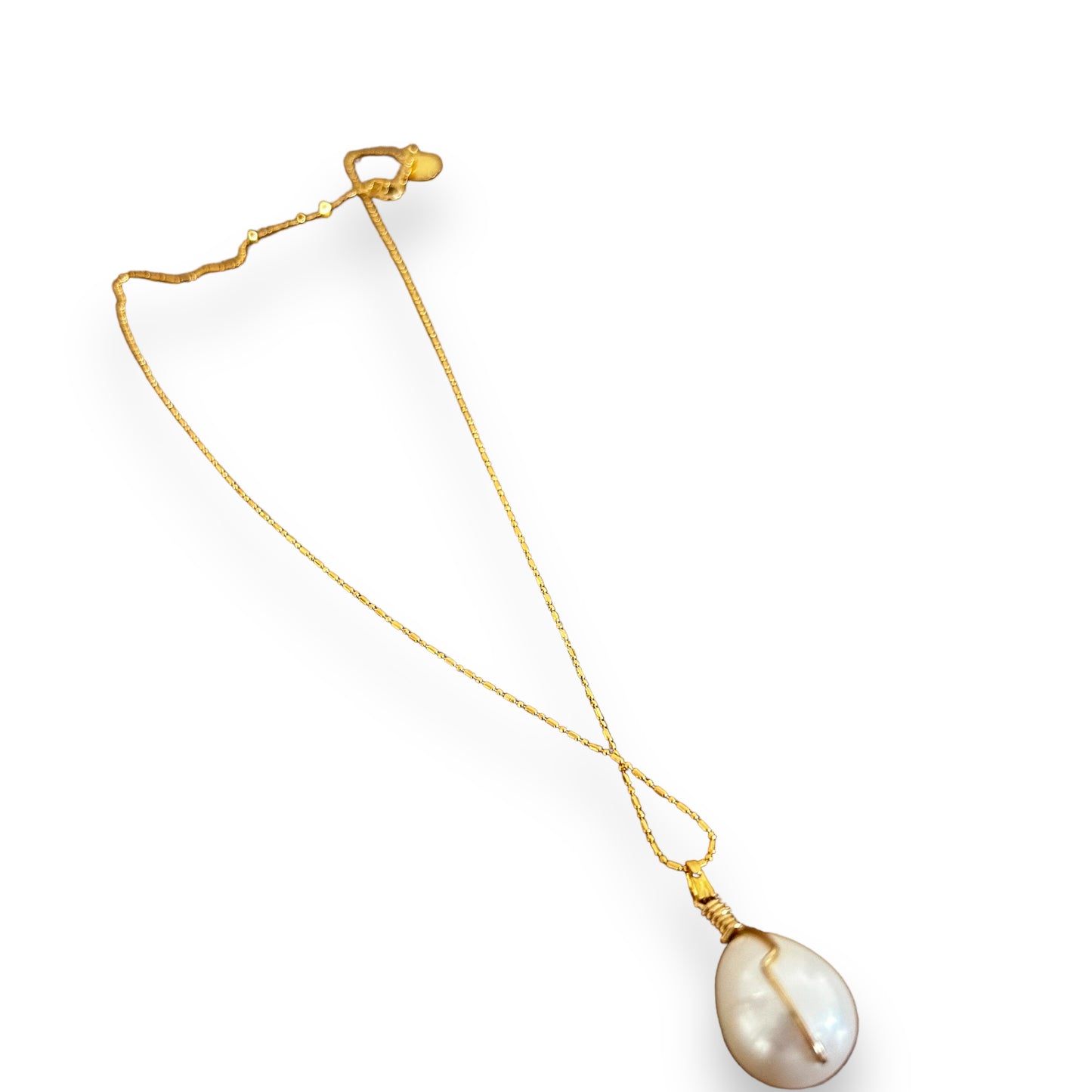 DREAMSHINES PEARL WITH A TWIST short necklace