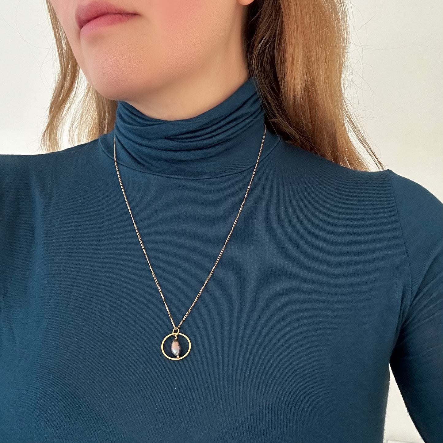 A TOUCH OF DREAMSHINES COLOR PEARL mid-sized necklace