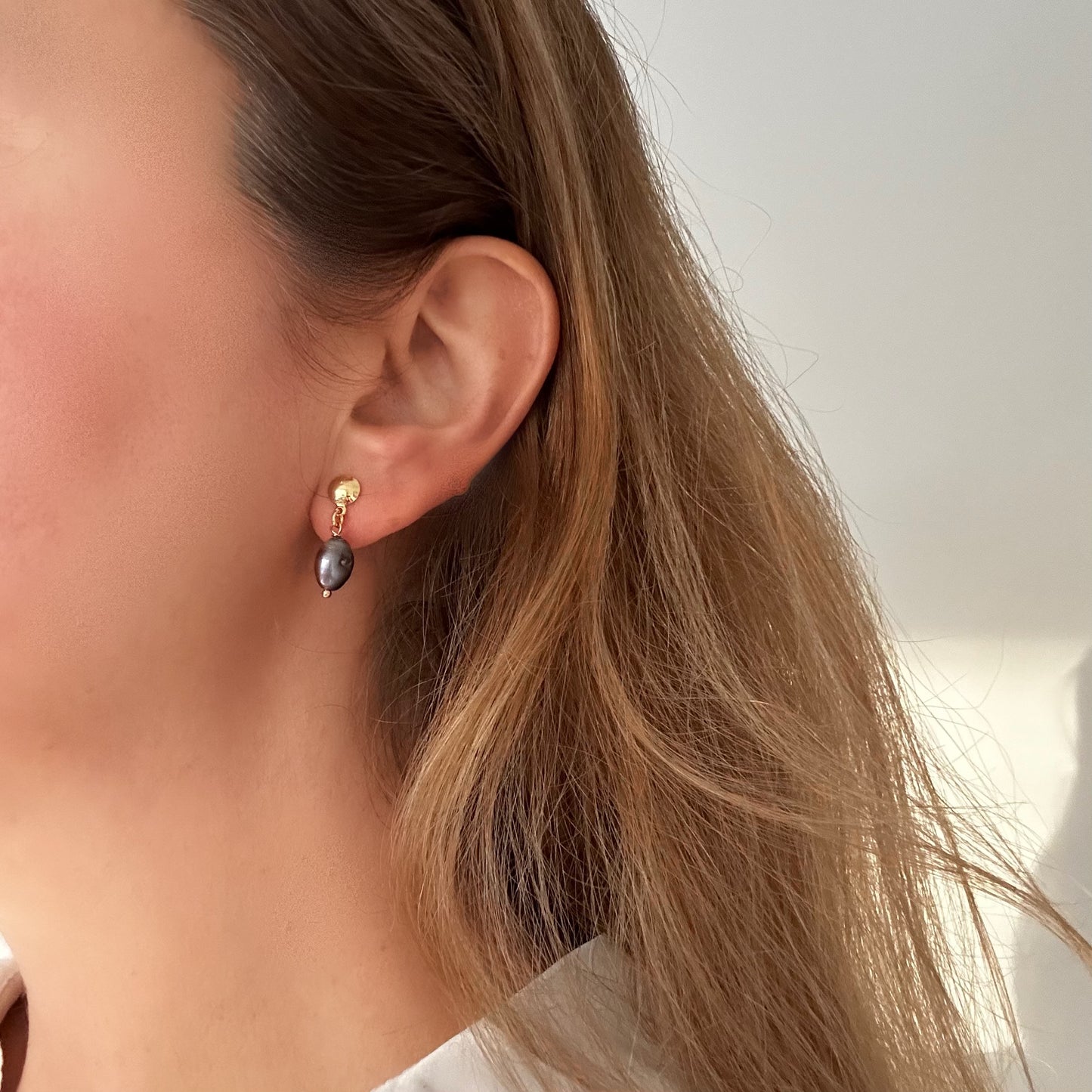 A TOUCH OF DREAMSHINES COLOR pearl short earrings