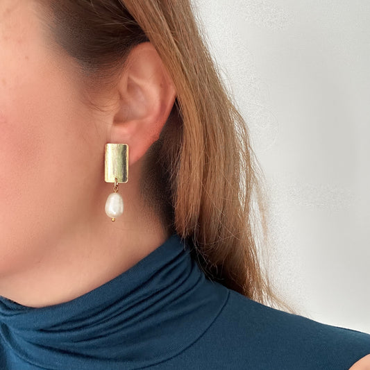 SIMPLY BEAUTIFUL PEARL mid-size earrings