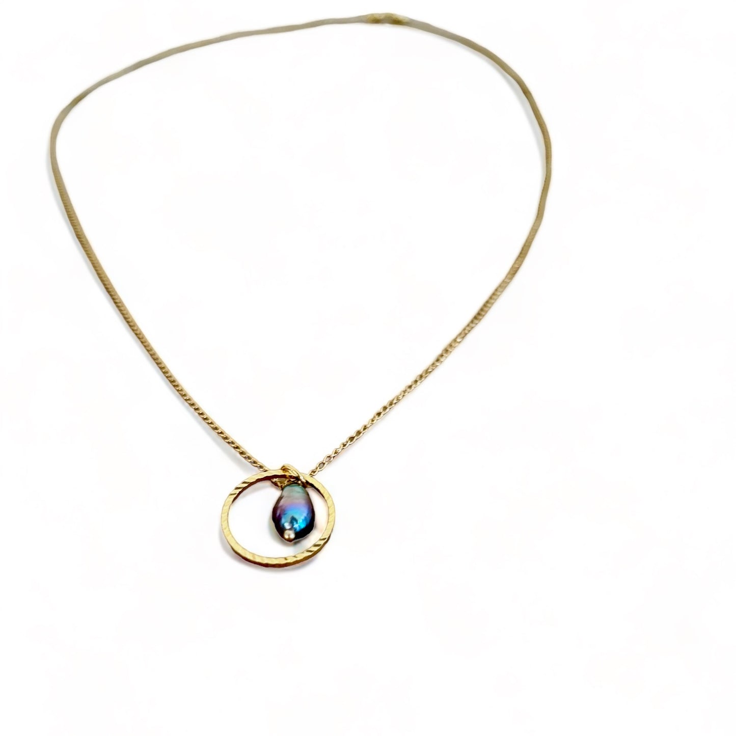 A TOUCH OF DREAMSHINES COLOR PEARL mid-sized necklace